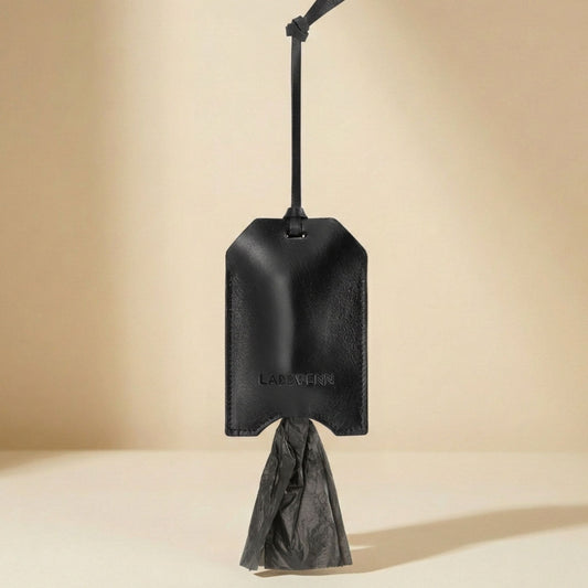Eleganter Kotbeutelspender Saku für Hunde aus schwarzem Leder, hängend mit Kotbeutel, minimalistisches Design