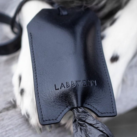 Schwarzer Kotbeutelspender Saku aus Leder mit LABBVENN Logo, Detailaufnahme am Hundegeschirr