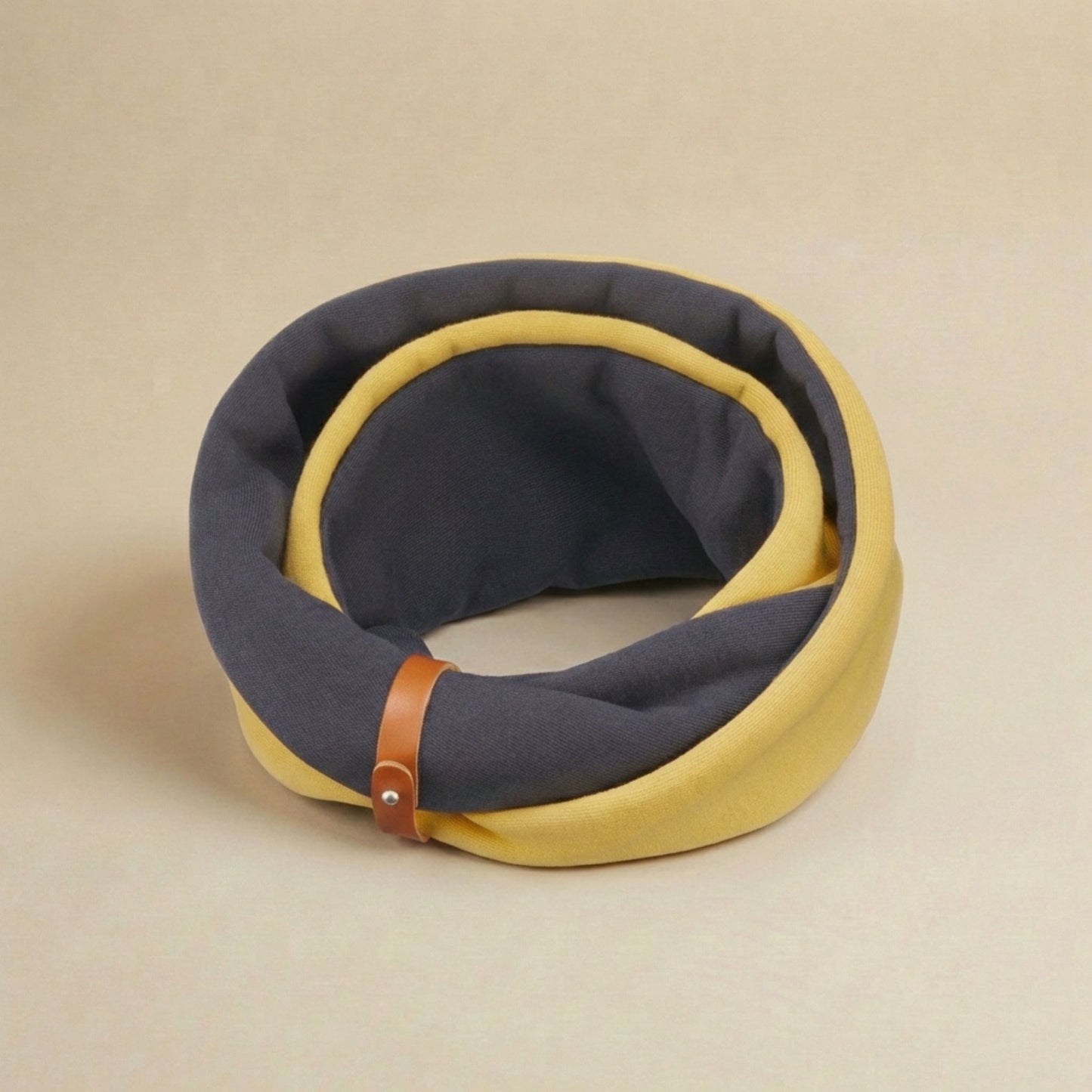 Freigestellter Halswärmer für Hunde in Gold-Grau