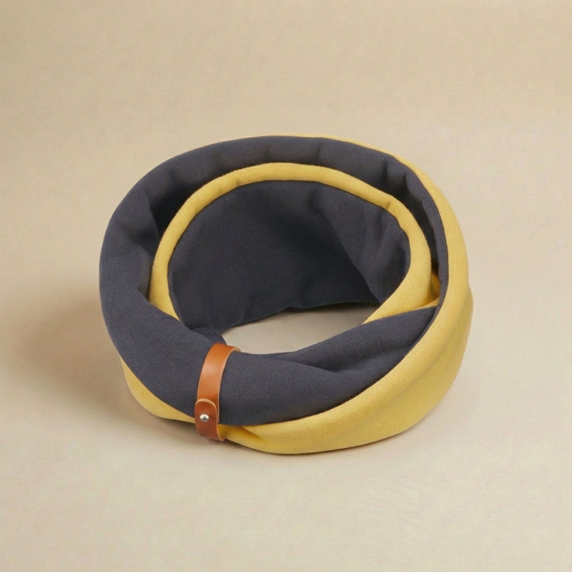 Freigestellter Halswärmer für Hunde in Gold-Grau