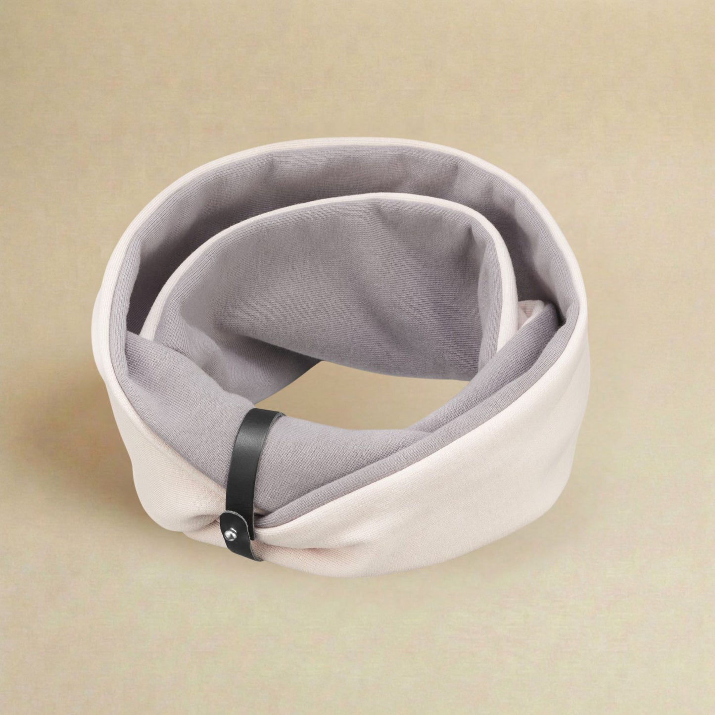Freigestellter Halswärmer für Hunde in Grau und Weiß