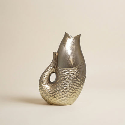 Freigestellte Vase aus Aluminium in Fischform