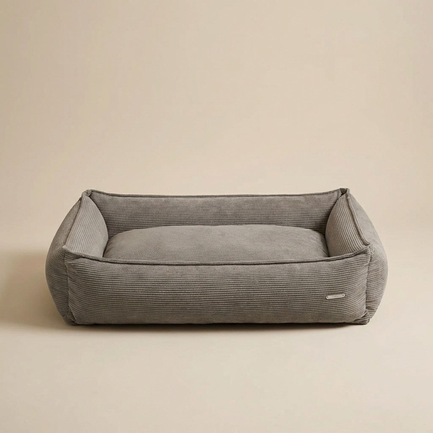 Mokkafarbenes Hundebett aus Cord mit erhöhten Seiten, minimalistisches Design, freigestellt