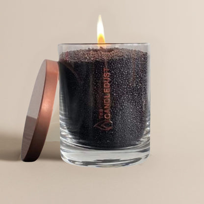 Brennende schwarze Kerze im Glas mit losem Deckel