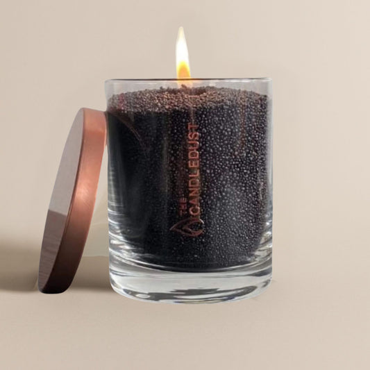Brennende schwarze Kerze im Glas mit losem Deckel