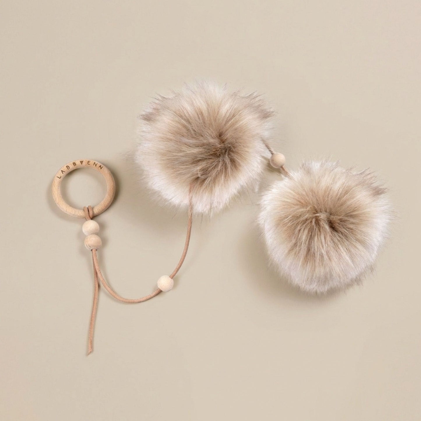 Katzenspielzeug Tollo mit Fellbällen aus Kunstfell, Holzring und Lederband in Cappuccino-Farbe