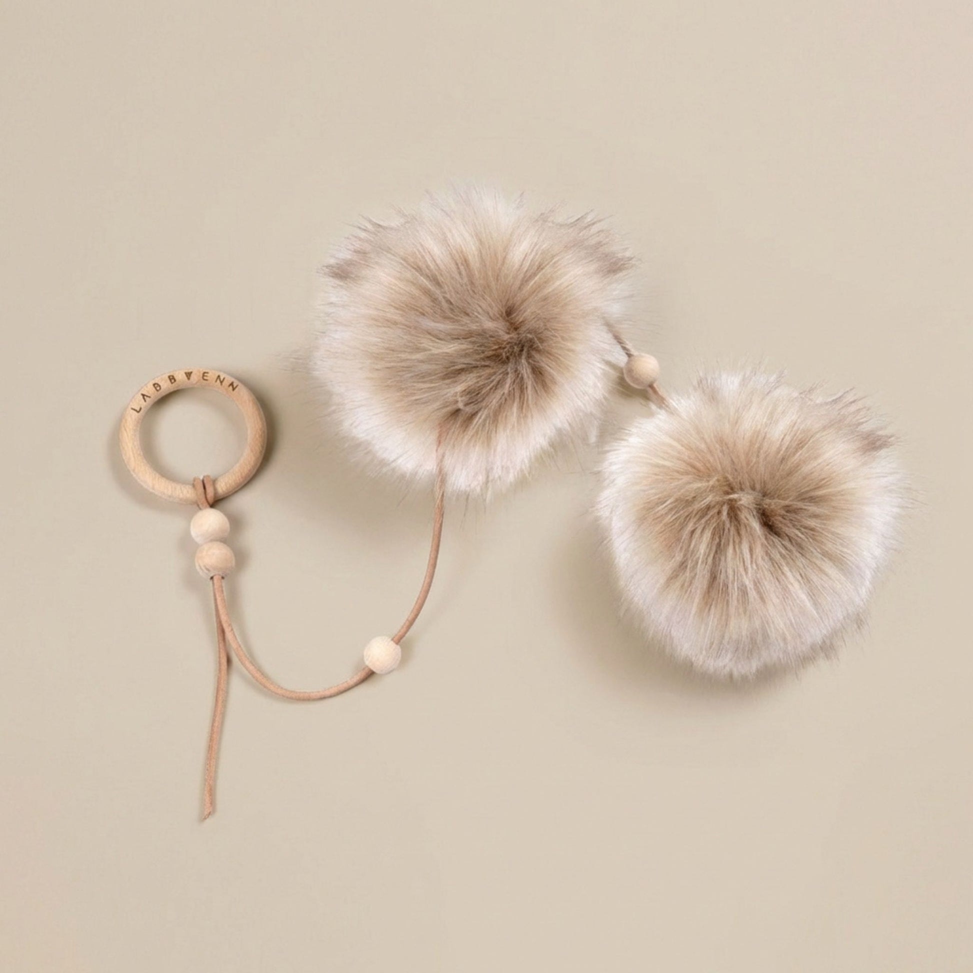 Katzenspielzeug Tollo mit Fellbällen aus Kunstfell, Holzring und Lederband in Cappuccino-Farbe