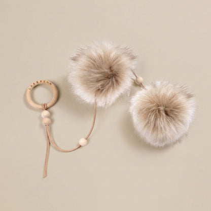 Katzenspielzeug Tollo mit Fellbällen aus Kunstfell, Holzring und Lederband in Cappuccino-Farbe