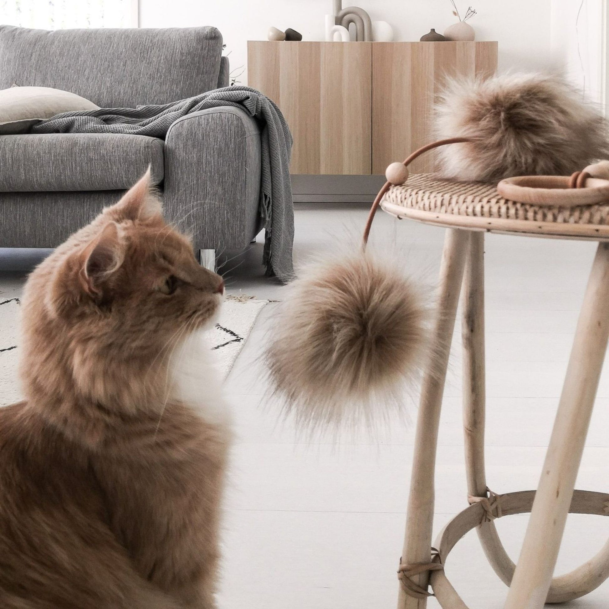 Katze spielt mit hochwertigem Katzenspielzeug Tollo aus Kunstfell, Holz und Leder