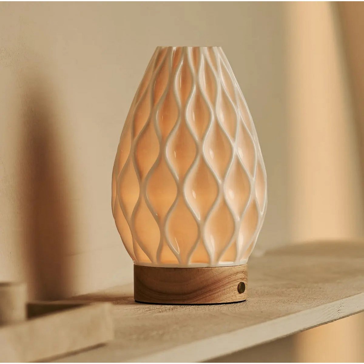 Vela kabellose Tischlampe aus Holz & Porzellan
