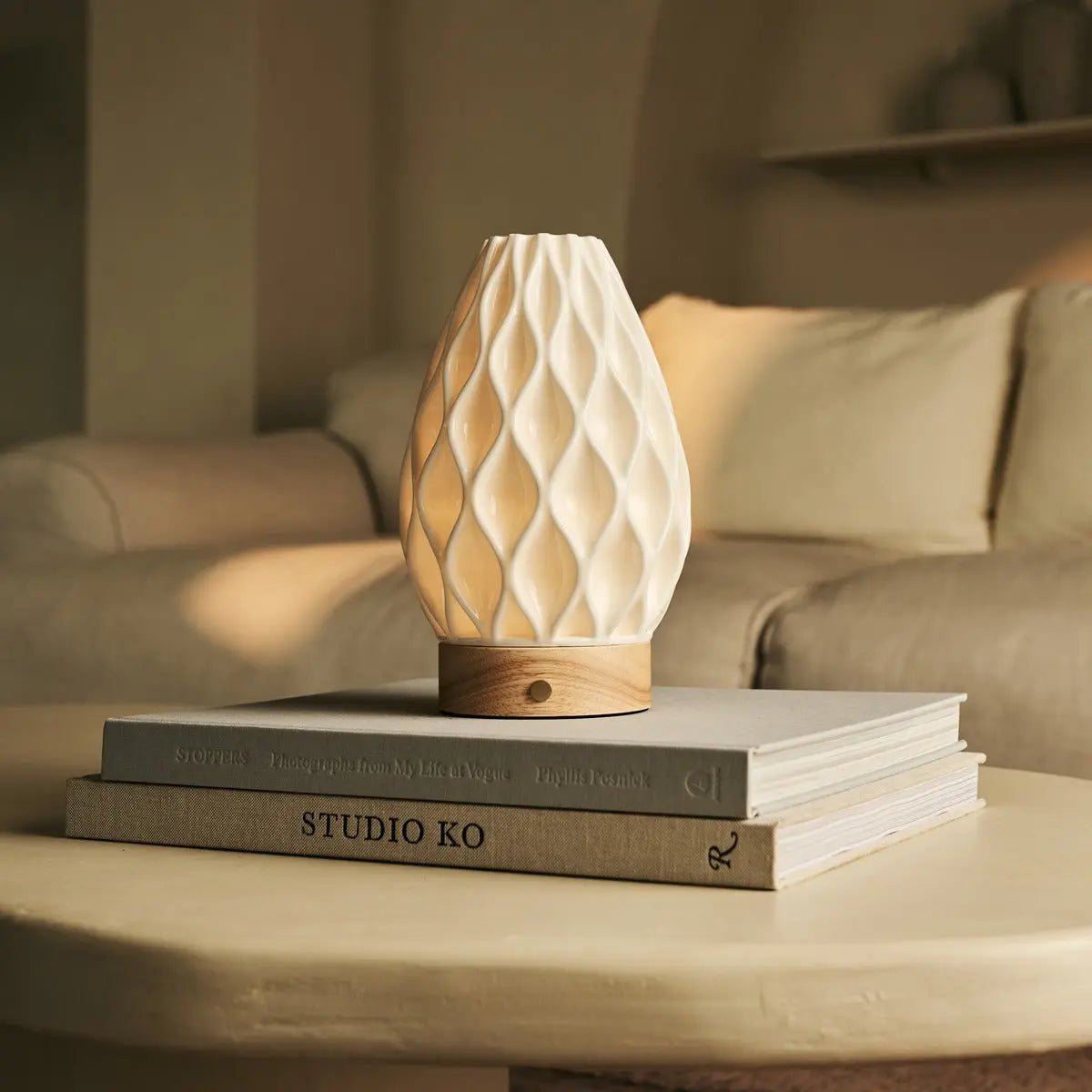 Vela kabellose Tischlampe aus Holz & Porzellan