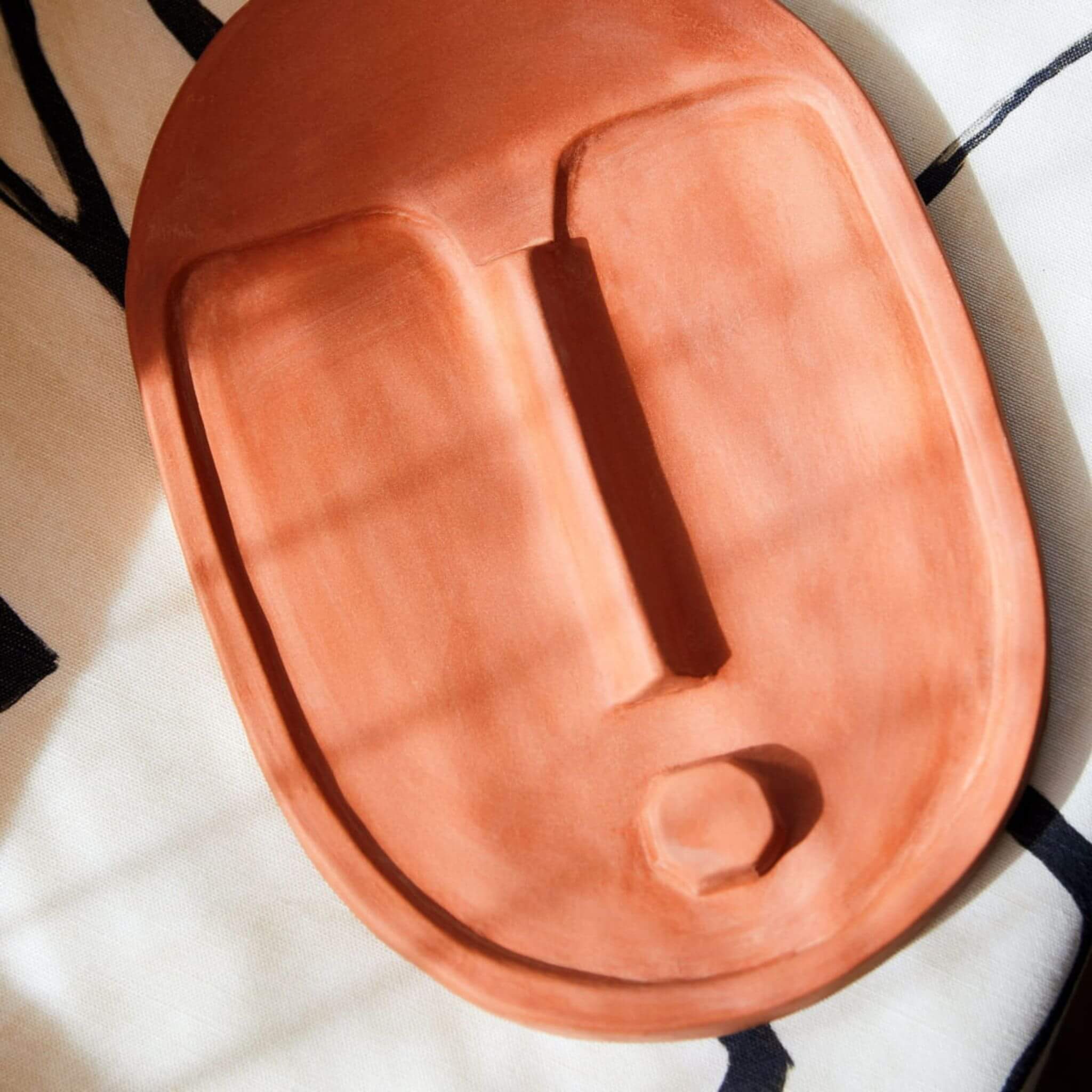 Wandmaske aus Keramik – Terrakotta Orange, strukturiert