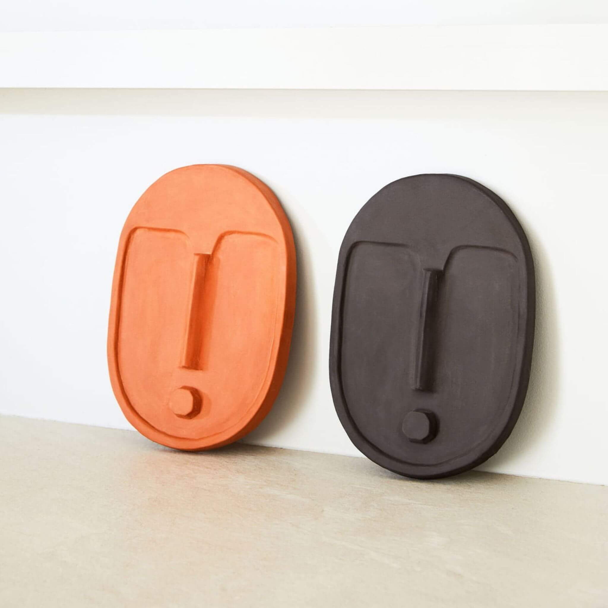 Wandmaske aus Keramik – Terrakotta Orange, strukturiert