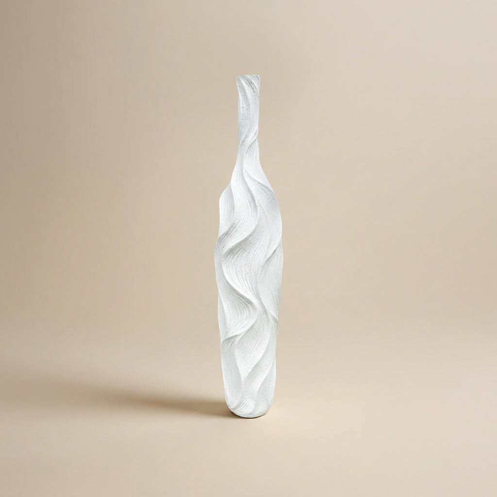 Skulpturale Vase aus Polyresin als Freisteller