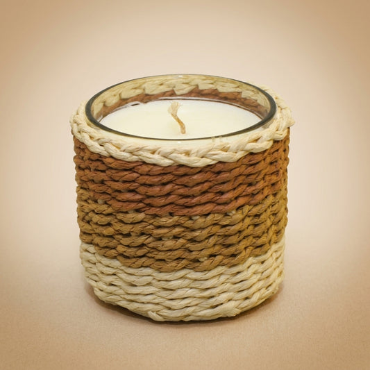 Aulica Duftkerze Moschus großes Modell 10x10x10cm, geflochtener Naturfasermantel in Creme-Terrakotta-Verlauf mit weißem Wachs und Docht, Freisteller auf beigem Hintergrund