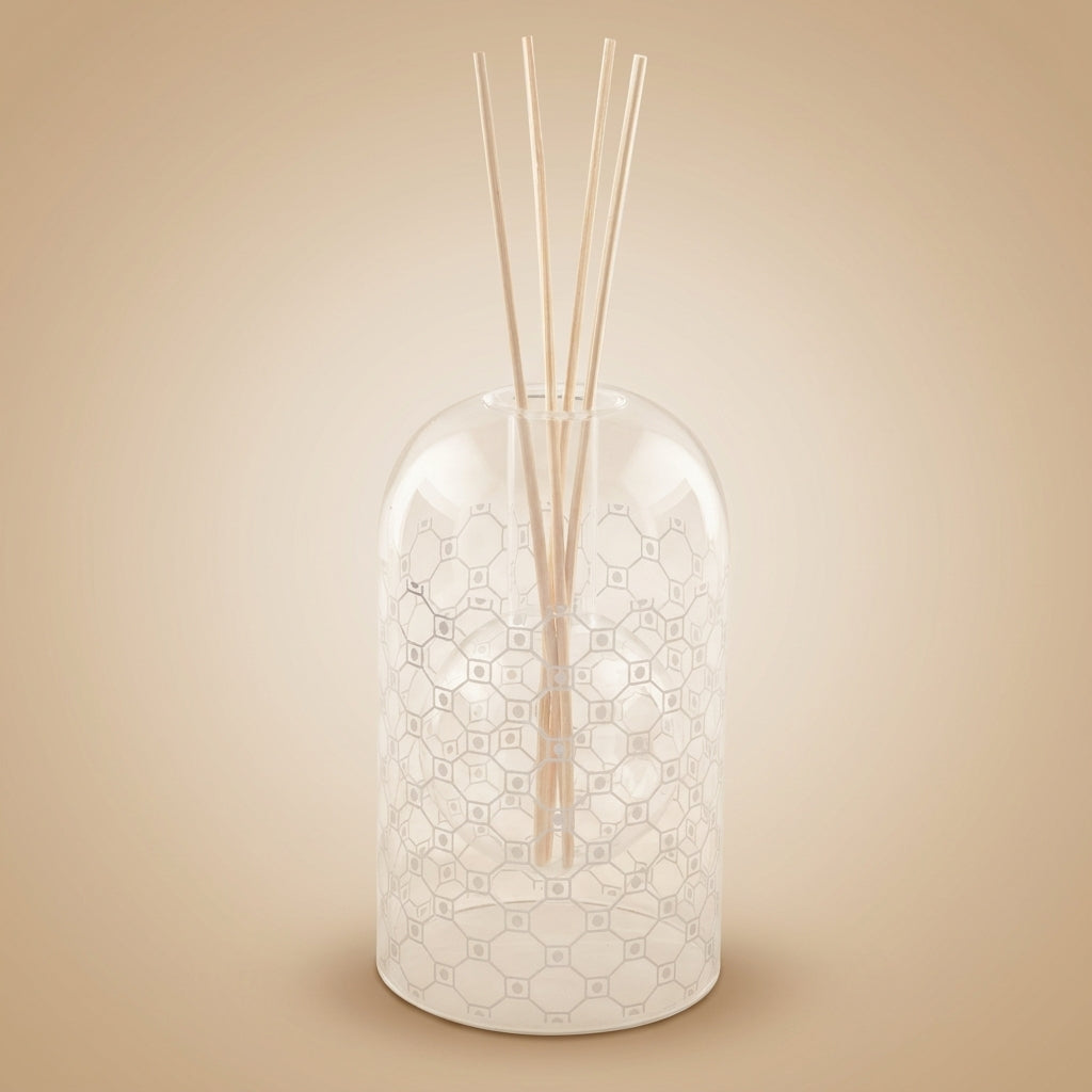 Aulica Raumdiffusor Moschus Silber 8,5x14cm, kuppelförmige Glasflasche mit silbernem Wabenmuster und weißen Reedstäbchen, Freisteller auf beigem Hintergrund