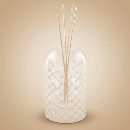 Aulica Raumdiffusor Moschus Silber 8,5x14cm, kuppelförmige Glasflasche mit silbernem Wabenmuster und weißen Reedstäbchen, Freisteller auf beigem Hintergrund