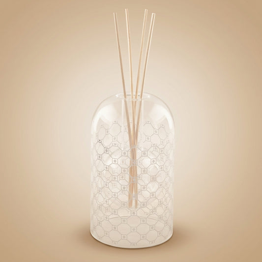 Aulica Raumdiffusor Moschus Silber 8,5x14cm, kuppelförmige Glasflasche mit silbernem Wabenmuster und weißen Reedstäbchen, Freisteller auf beigem Hintergrund