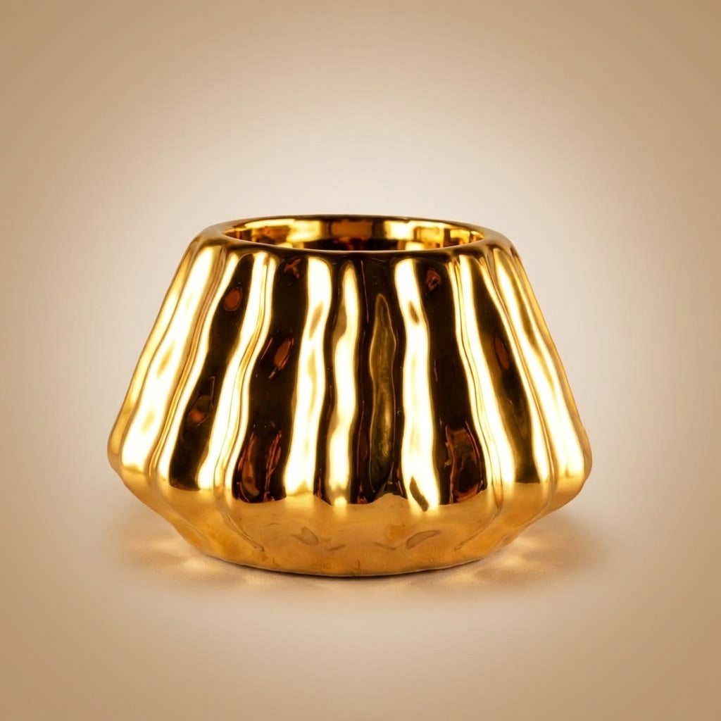Aulica Teelichthalter Gold Keramik flaches Modell 9,5x9,5x6cm mit welligem Relief und Hochglanzfinish, Freisteller auf beigem Hintergrund