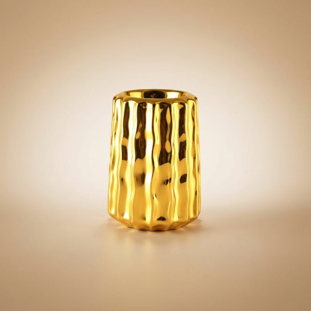 Aulica Teelichthalter Gold Keramik 8x8x11cm mit welligem Relief und Hochglanzfinish, Freisteller auf beigem Hintergrund