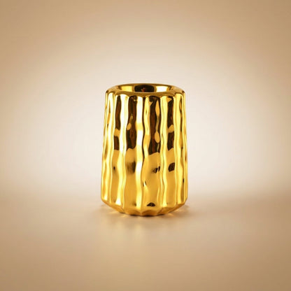 Aulica Teelichthalter Gold Keramik 8x8x11cm mit welligem Relief und Hochglanzfinish, Freisteller auf beigem Hintergrund