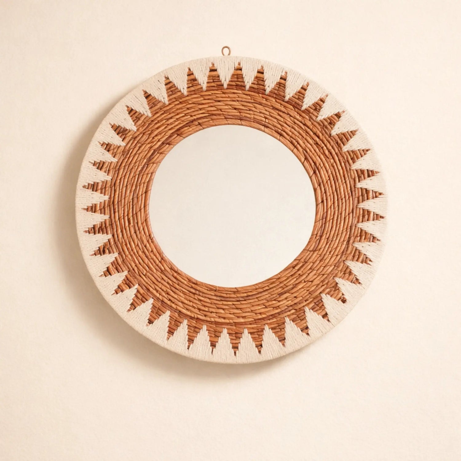 Runder Boho Wandspiegel AWAN aus Bananenfaser mit Baumwollmuster