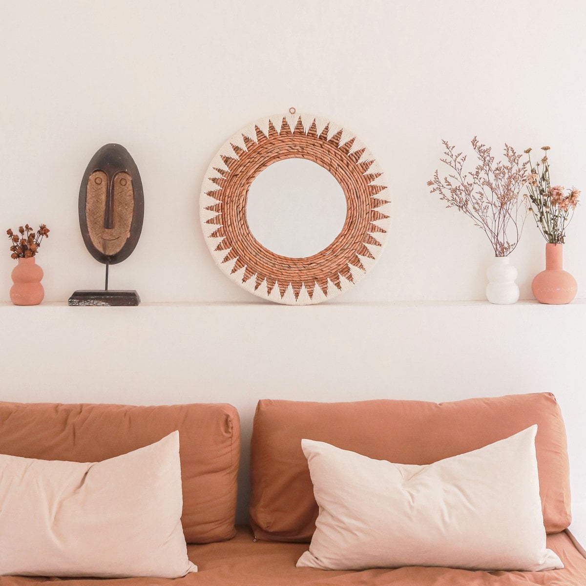 Boho Wandspiegel AWAN über Sofa im modernen Wohnzimmer