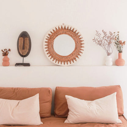 Boho Wandspiegel AWAN über Sofa im modernen Wohnzimmer