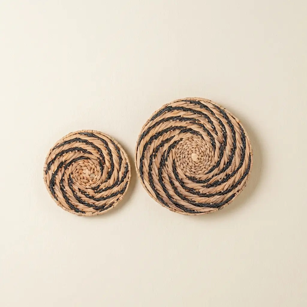 Zwei runde Wanddekore Bandung aus Wasserhyazinthe mit schwarzem Wirbelmuster als modernes Boho-Wanddesign in Natur- und Schwarztönen