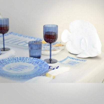 Weißer dekorativer Fisch aus Polyresin auf gedecktem Tisch