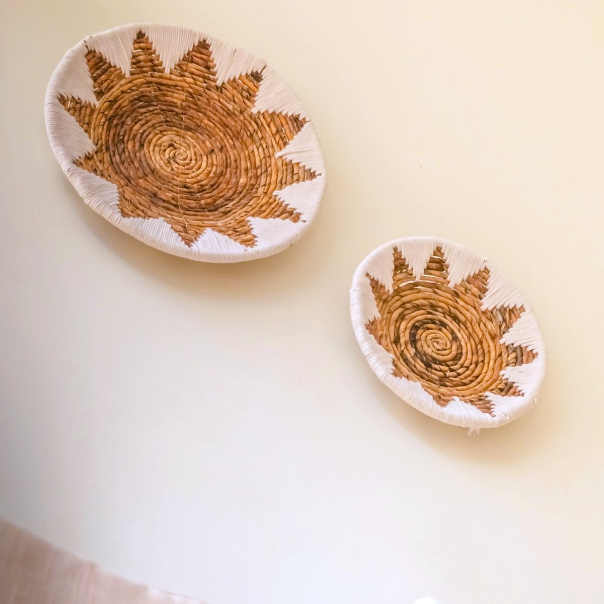 Geflochtene Wandkörbe aus Naturfaser im Sonnen-Design