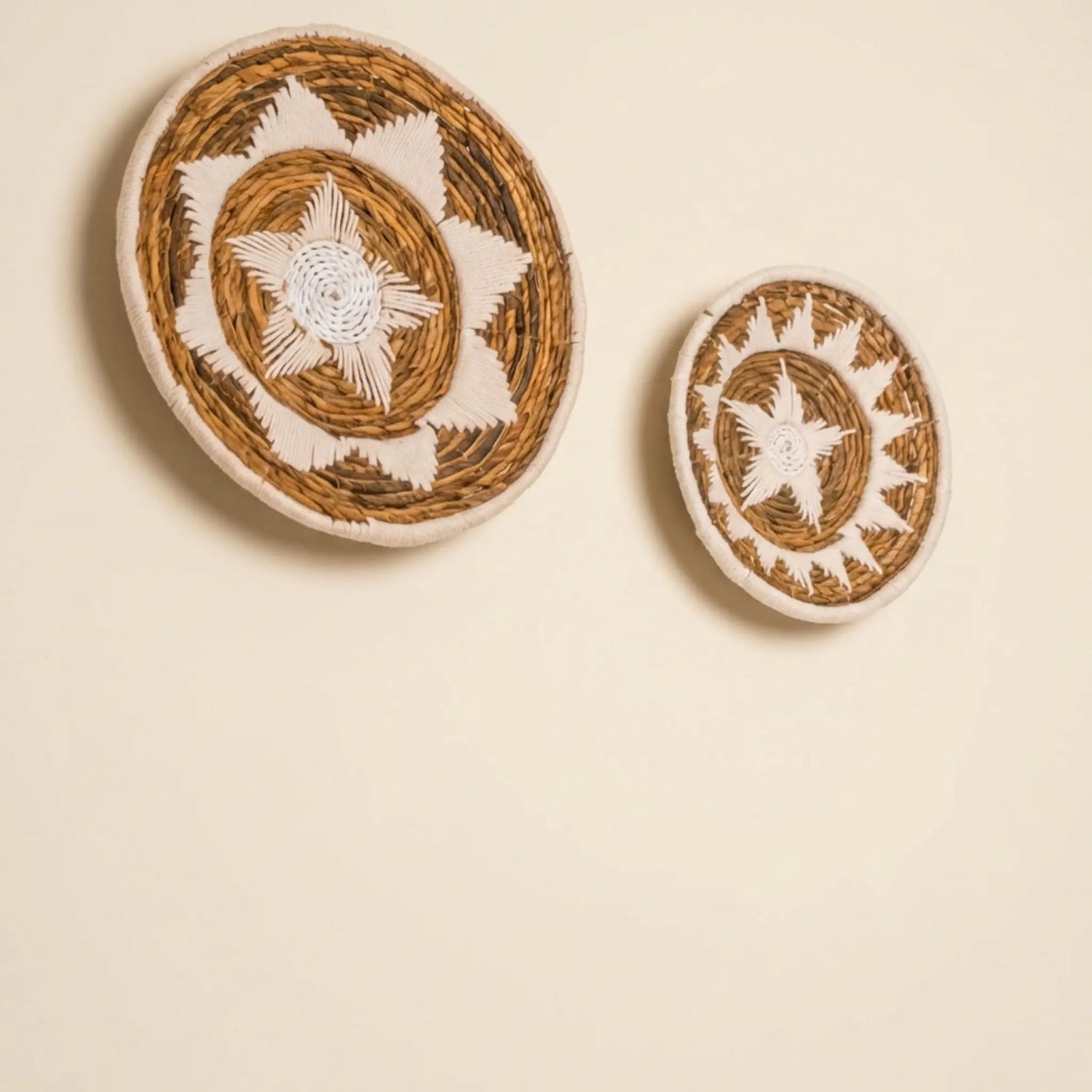 GUMA Wanddekoration aus Bananenfaser mit weißem Baumwollmuster