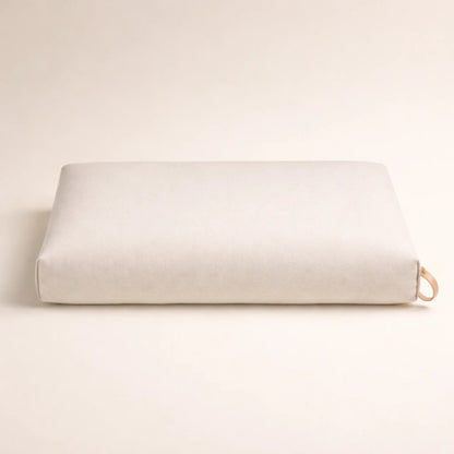 Rechteckiges Hundekissen in Beige aus geripptem Stoff, minimalistisch fotografiert vor hellem, neutralem Hintergrund.