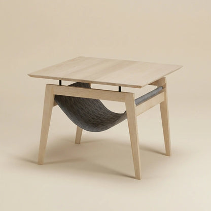 Moderner Tisch Kikko aus hellem Holz mit integriertem Katzenbett als Stoffhängematte