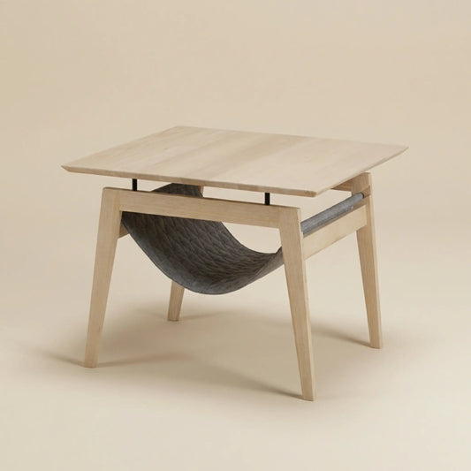 Moderner Tisch Kikko aus hellem Holz mit integriertem Katzenbett als Stoffhängematte
