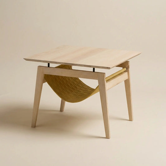Heller Holztisch Kikko mit integrierter Stoffhängematte unter der Tischplatte, minimalistisches Design