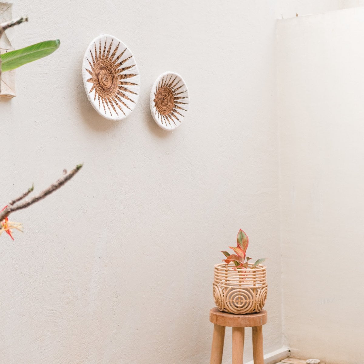 Madala Wanddekoration im Boho-Stil aus Bananenfaser mit weißer Sonnenstickerei, handgefertigtes Unikat für Natural Living