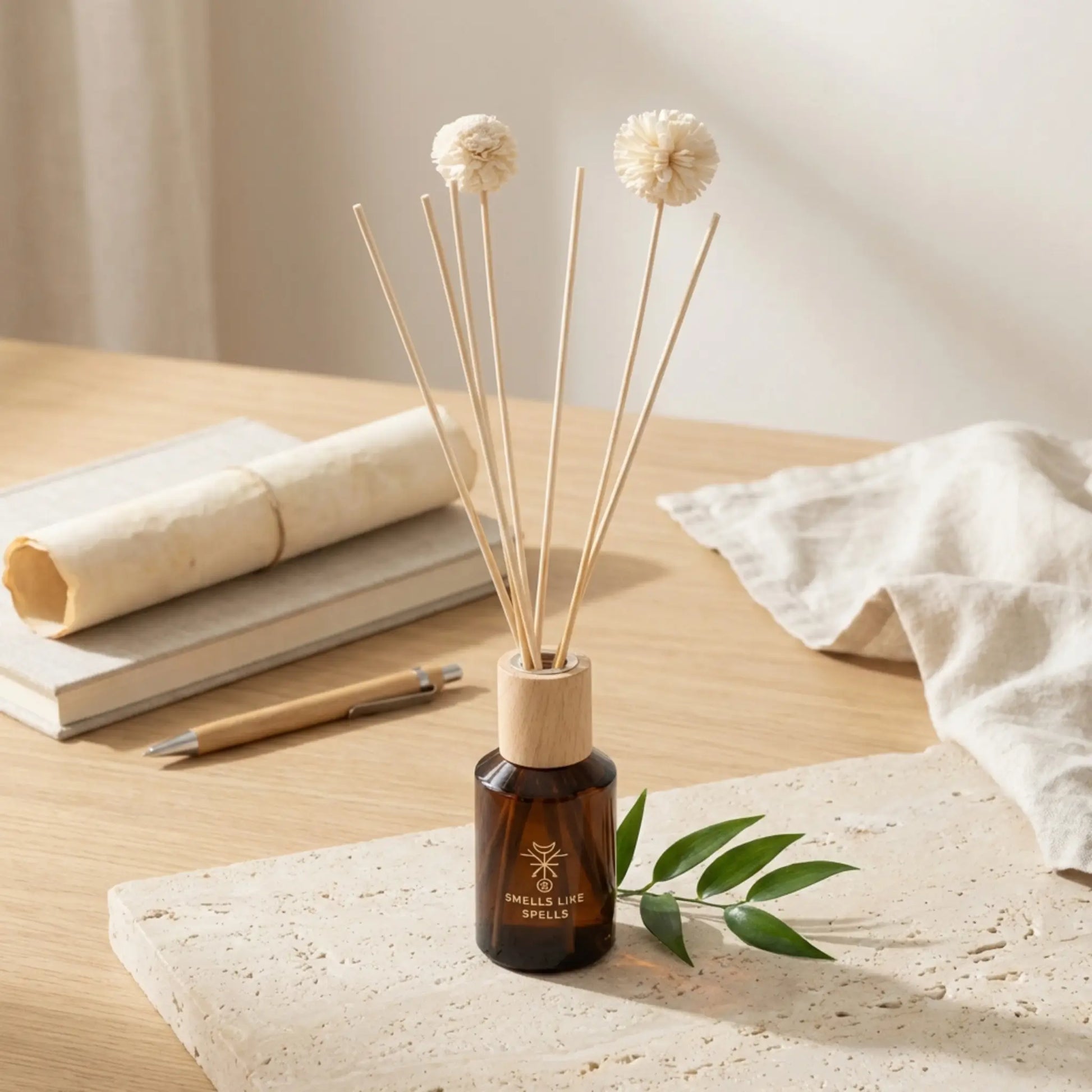 Raumparfüm BRAGI auf Steinplatte mit grünen Blättern im Tageslicht