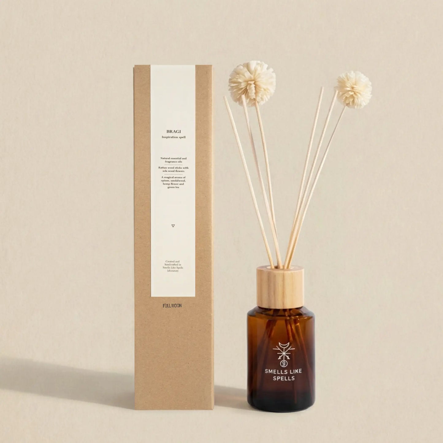 Raumparfüm BRAGI mit Verpackung und Rattanstäbchen auf hellem Hintergrund
