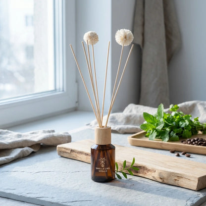 Raumparfum Dellingr auf Steinoberfläche mit Holzbrett und frischen Kräutern im Morgenlicht