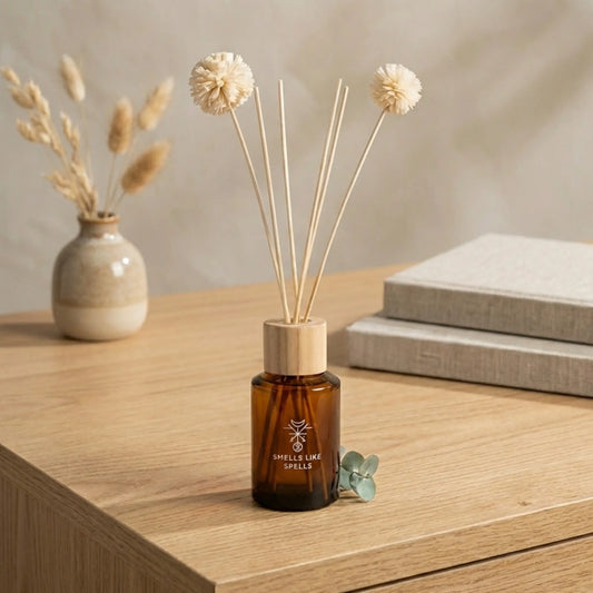 Raumparfüm Heimdallr auf Holztisch mit Duftstäbchen