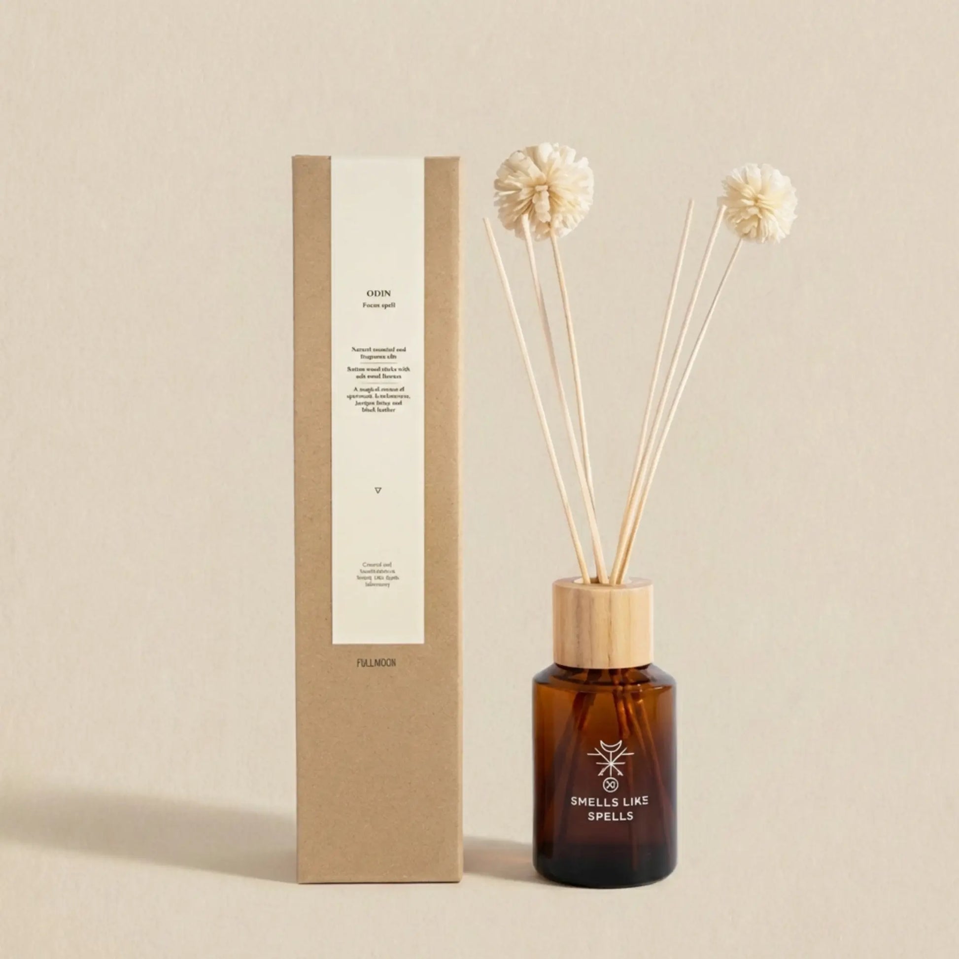 Raumparfum ODIN mit Verpackung und Holzstäbchen auf hellem, minimalistischem Hintergrund