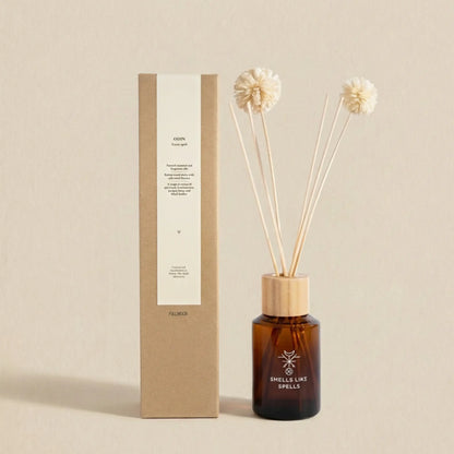 Raumparfum ODIN mit Verpackung und Holzstäbchen auf hellem, minimalistischem Hintergrund