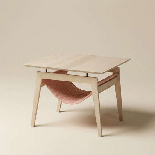 Couchtisch Kikko aus hellem Holz mit integriertem Katzenbett aus Stoff, freistehend vor neutralem Hintergrund.