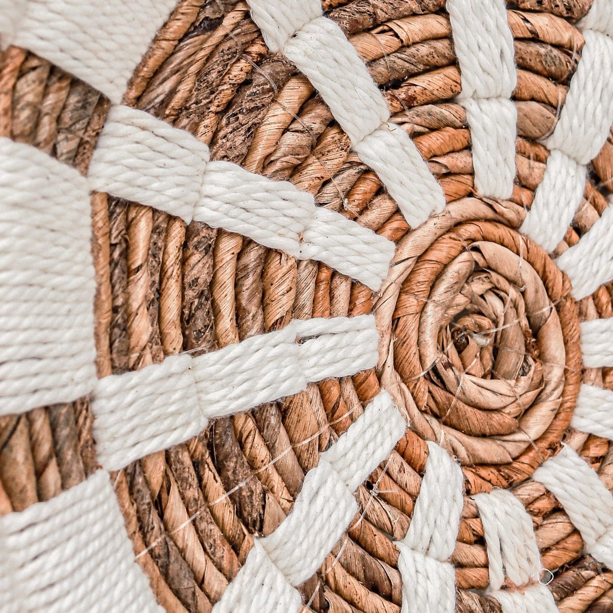 Makrodetail aus Bananenfaser und Baumwollkordel mit Spiralzentrum