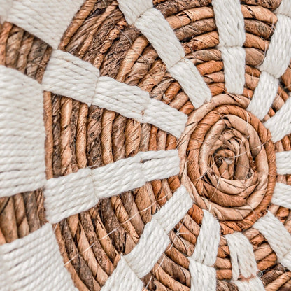 Makrodetail aus Bananenfaser und Baumwollkordel mit Spiralzentrum