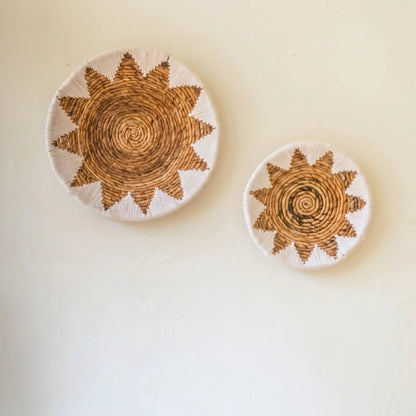 Handgefertigte Wanddeko aus Seegras im Sonnenmotiv, 2er-Set