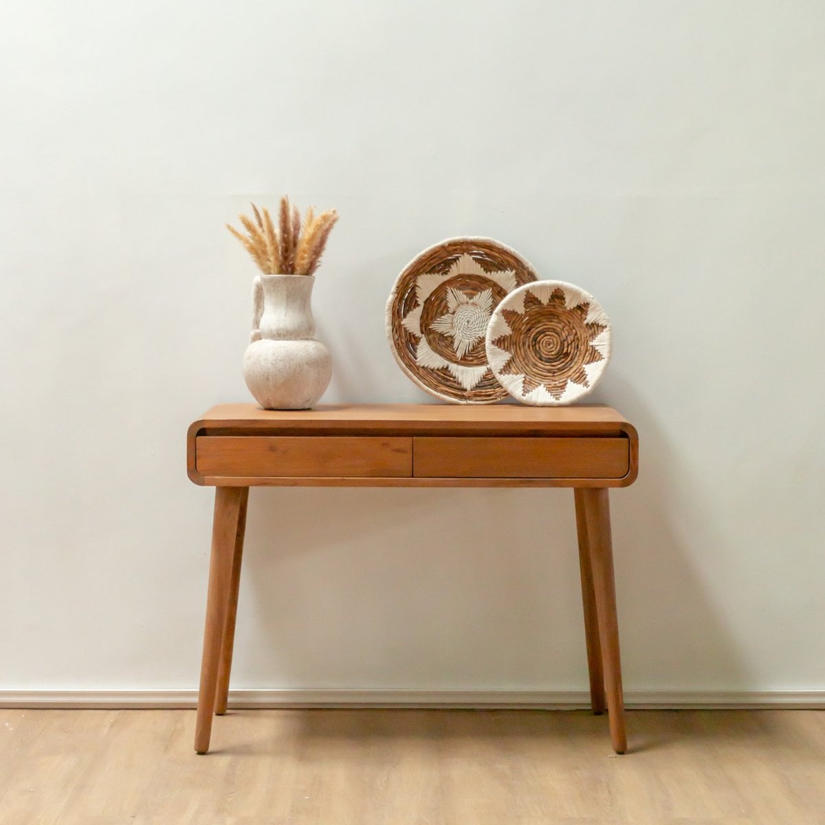 Wanddekoration aus nachhaltiger Bananenfaser, als Dekoschale auf Sideboard